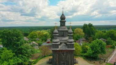 Kırsal alan eski ahşap kilisenin etrafında uçuşuyor..