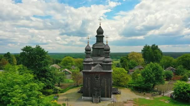 Kırsal alan eski ahşap kilisenin etrafında uçuşuyor.. — Stok video
