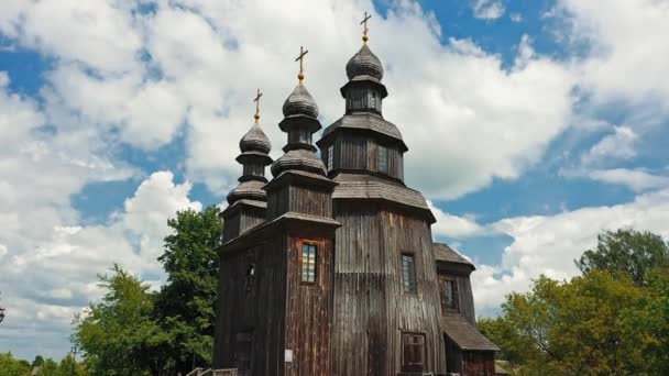 Сільський пейзаж, що летить навколо старої дерев'яної церкви . — стокове відео