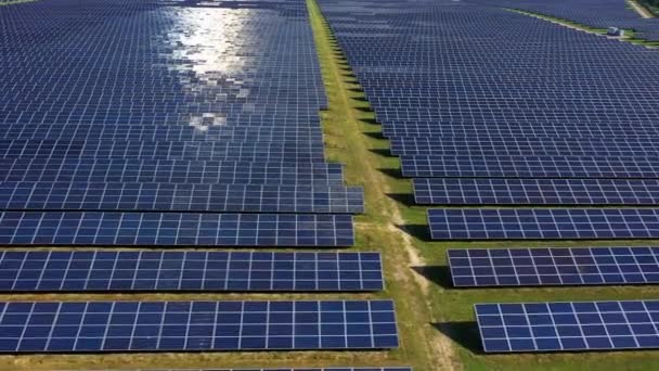 Close up painéis de usina solar em uma fileira nos campos de energia verde ao pôr do sol paisagem ecologia elétrica inovação natureza ambiente câmera lenta — Vídeo de Stock