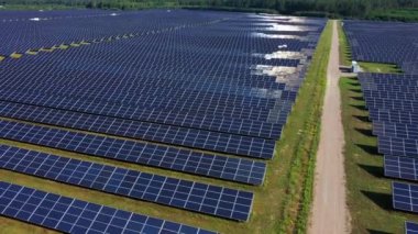 Güneş enerjisi panellerini arka arkaya kapatın. Gün batımında yeşil enerji. Elektrik ekolojisi yeniliği.