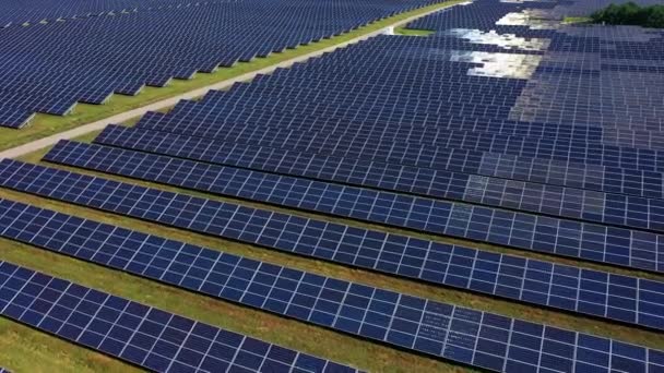 Primer plano paneles de la central solar en una fila en los campos de energía verde al atardecer paisaje ecología eléctrica innovación naturaleza medio ambiente cámara lenta — Vídeo de stock