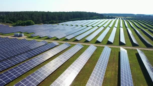 Close up painéis de usina solar em uma fileira nos campos de energia verde ao pôr do sol paisagem ecologia elétrica inovação natureza ambiente câmera lenta — Vídeo de Stock