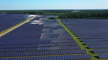 Güneş enerjisi panellerini arka arkaya kapatın. Gün batımında yeşil enerji. Elektrik ekolojisi yeniliği.