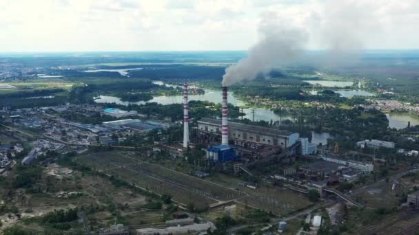 Inclinado de un incendio en una refinería de petróleo en Richmond — Vídeo de stock