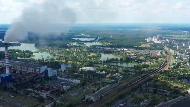 Inclinado de un incendio en una refinería de petróleo en Richmond — Vídeos de Stock