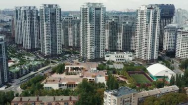 Düz çatılı güneş panelleri olan modern apartman dairesinin havadan aşağı görüntüsü yerleşim bölgesine güneşten gelen yenilenebilir enerji sağlıyor. 4k yüksek çözünürlüklü.