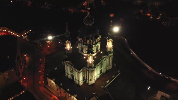 Η πανσέληνος περνά κατά μήκος του ουρανού στο παρασκήνιο μέσω του πύργου της εκκλησίας του Αγίου Ανδρέα στο Κίεβο, Ουκρανία. 4K — Αρχείο Βίντεο