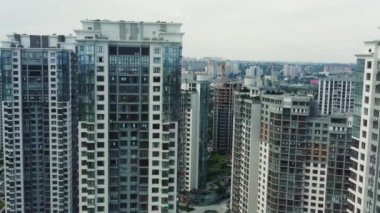 Düz çatılı güneş panelleri olan modern apartman dairesinin havadan aşağı görüntüsü yerleşim bölgesine güneşten gelen yenilenebilir enerji sağlıyor. 4k yüksek çözünürlüklü.