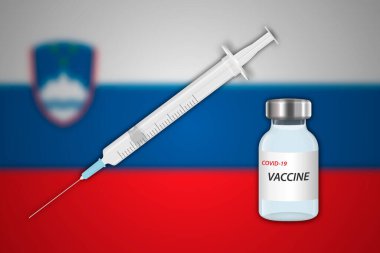 Slovenya bayrağı ve aşı pankartıyla bulanık arka planda şırınga ve aşı şişesi
