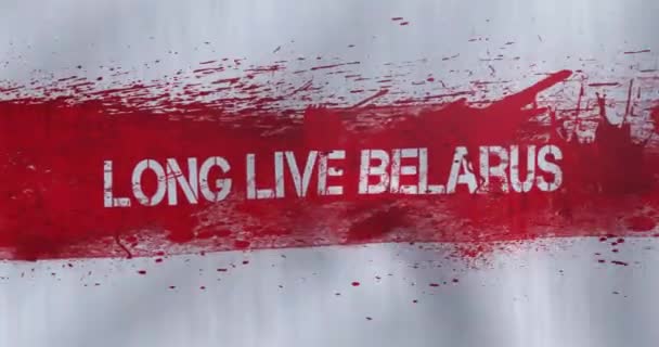 Протестный флаг Беларуси под девизом "Да здравствует Беларусь". Кровавый флаг революции в Беларуси. Белого-красно-белого флага Республики Беларусь — стоковое видео
