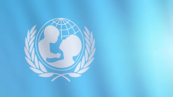La bandiera del Fondo delle Nazioni Unite per l'infanzia sventola nel vento. Bandiera internazionale dell'UNICEF — Video Stock
