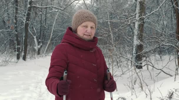 Porträt einer reifen Frau, die sich nach dem Sport im Freien ausruht. Gesunder Lebensstil. — Stockvideo