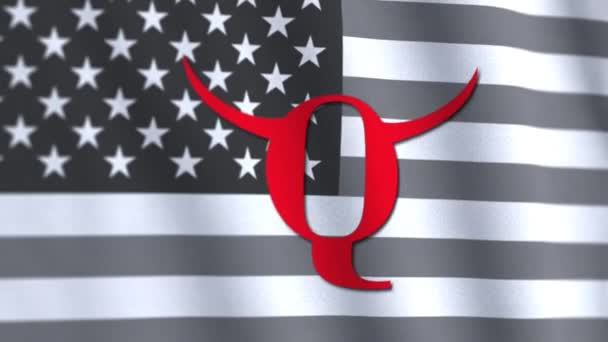 Símbolo Q Teoría de la conspiración de Anon contra el trasfondo de la bandera ondeante. Carta Q mística sobre la bandera de Estados Unidos. Q Símbolo chamán. — Vídeo de stock