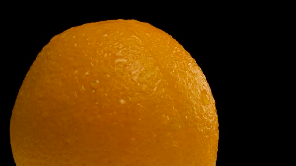 閉じる回転熟したジューシーなオレンジ。熟したオレンジの皮のクローズアップ. — ストック動画