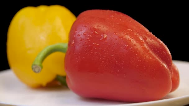 Syrové červené a žluté papriky se otáčejí na talíři — Stock video