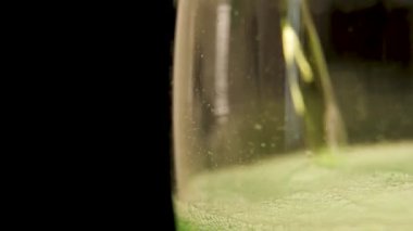 San Patrick Günü için yeşil yavaş çekimde bira.