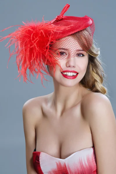 Retrato de moda de mujer en sombrero vintage rojo con plumas —  Fotos de Stock