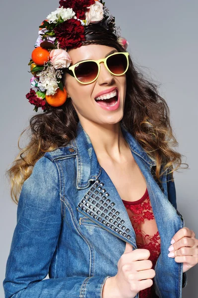 Beautiful woman in flower crown wearing sunglasses — Stock Photo, Image