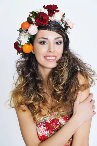 Красивая женщина в цветочной короне — стоковое фото