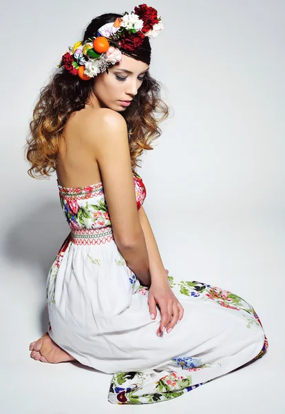 Beautiful woman in flower crown — Stock Photo, Image