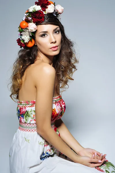 Vacker kvinna i blomma krona — Stockfoto