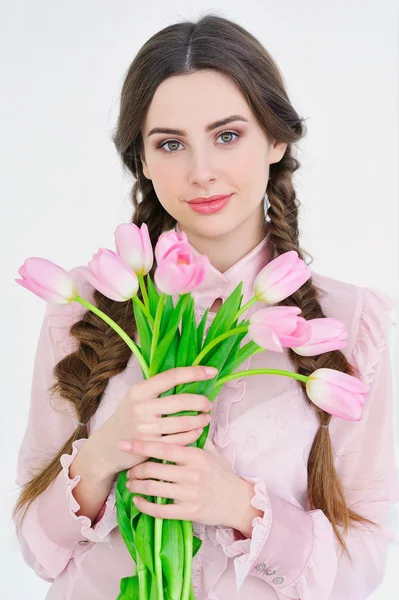 Uśmiechnięte dziewczyny z kilka wiosennych kwiatów — Zdjęcie stockowe