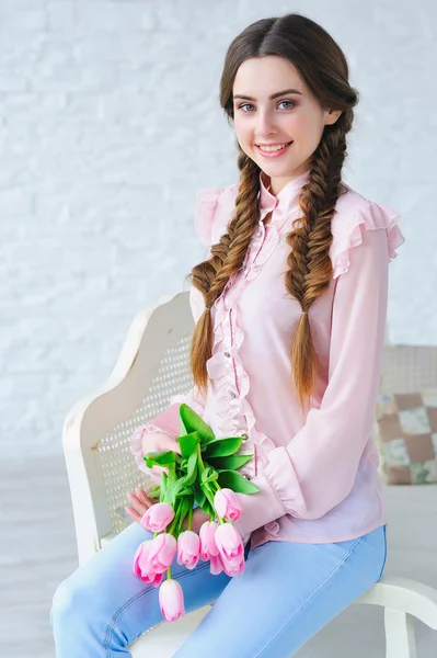 Jong meisje met boeket tulpen — Stockfoto