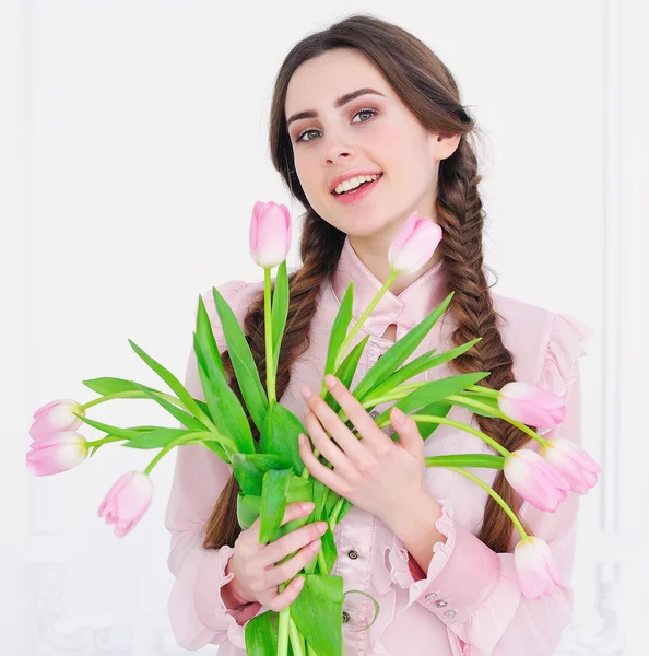 Chica joven con ramo de tulipanes — Foto de Stock