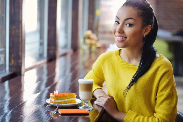 Beautiful mixed race teenage girl in coffee shop — Stock Photo, Image
