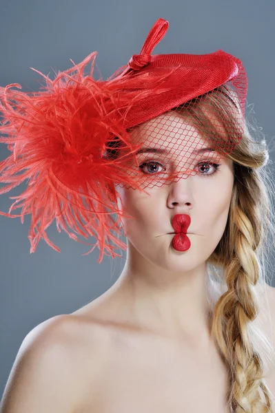 Mulher retrato de moda em chapéu vintage vermelho com penas — Fotografia de Stock