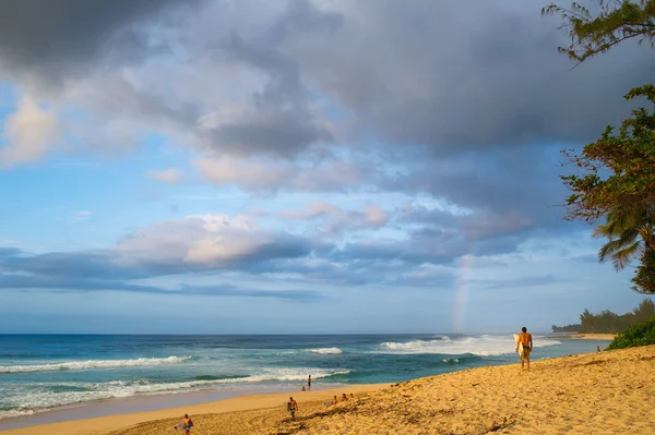 Oahu északi partján, népszerű szörfözés helyszínen — Stock Fotó