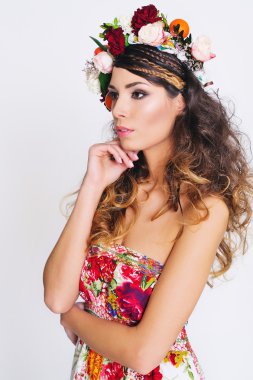 güzel bir kadın çiçek taç