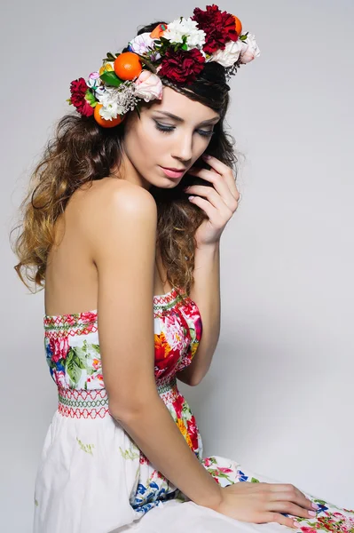 Красивая женщина в цветочной короне — стоковое фото
