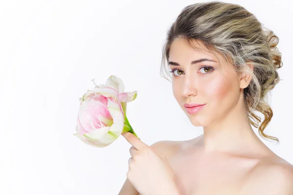 Portret van de schoonheid van een vrouw met bloem — Stockfoto