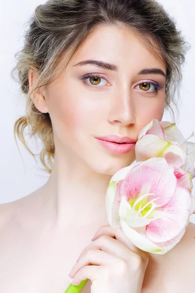 Portret van de schoonheid van een vrouw met bloem — Stockfoto