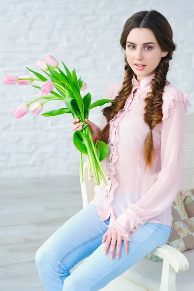 Mulher bonita com buquê de flores rosa — Fotografia de Stock