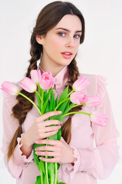 Krásná mladá žena s růžovými květy kytice — Stock fotografie