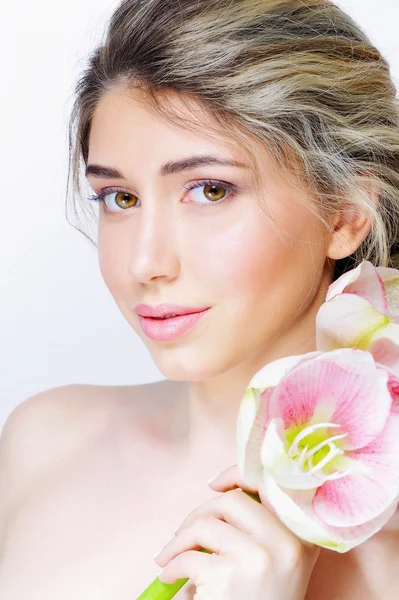 Portret van de schoonheid van een vrouw met bloem — Stockfoto
