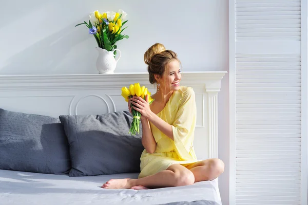 Manhã luz e mulher com tulipas amarelas — Fotografia de Stock