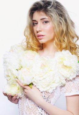 Kadın Güzellik Portresi beyaz çiçekler
