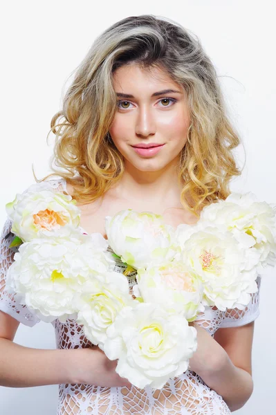 Портрет краси жінки в білих квітах — стокове фото