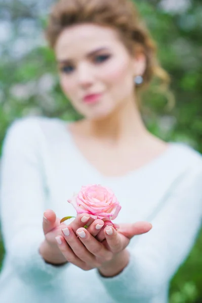 Vrouw handen met roos bloem — Stockfoto