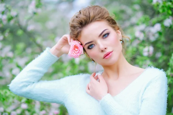 Mujer en florecimiento jardín de primavera — Foto de Stock