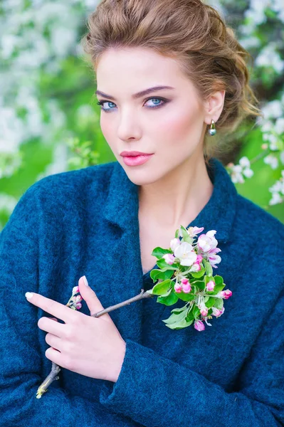 Mujer en florecimiento jardín de primavera — Foto de Stock