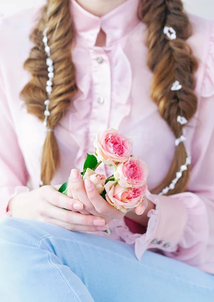 Руки крупным планом женщины держат нежные розы — стоковое фото