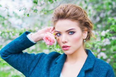 Çiçeklenme içinde kadın bahar bahçe