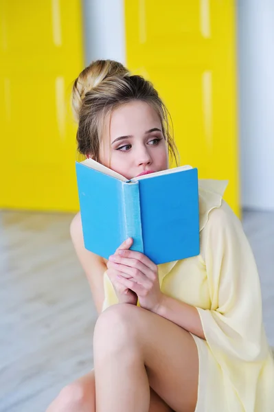 Mujer joven con un libro — Foto de Stock