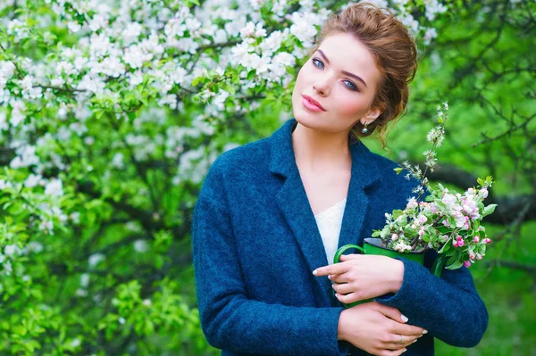 Žena v kvetoucí jarní zahrada — Stock fotografie