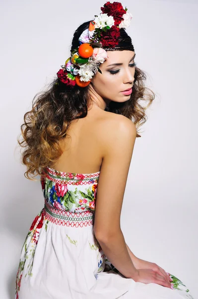 Magnifique portrait de femme en couronne de fleurs à la main — Photo